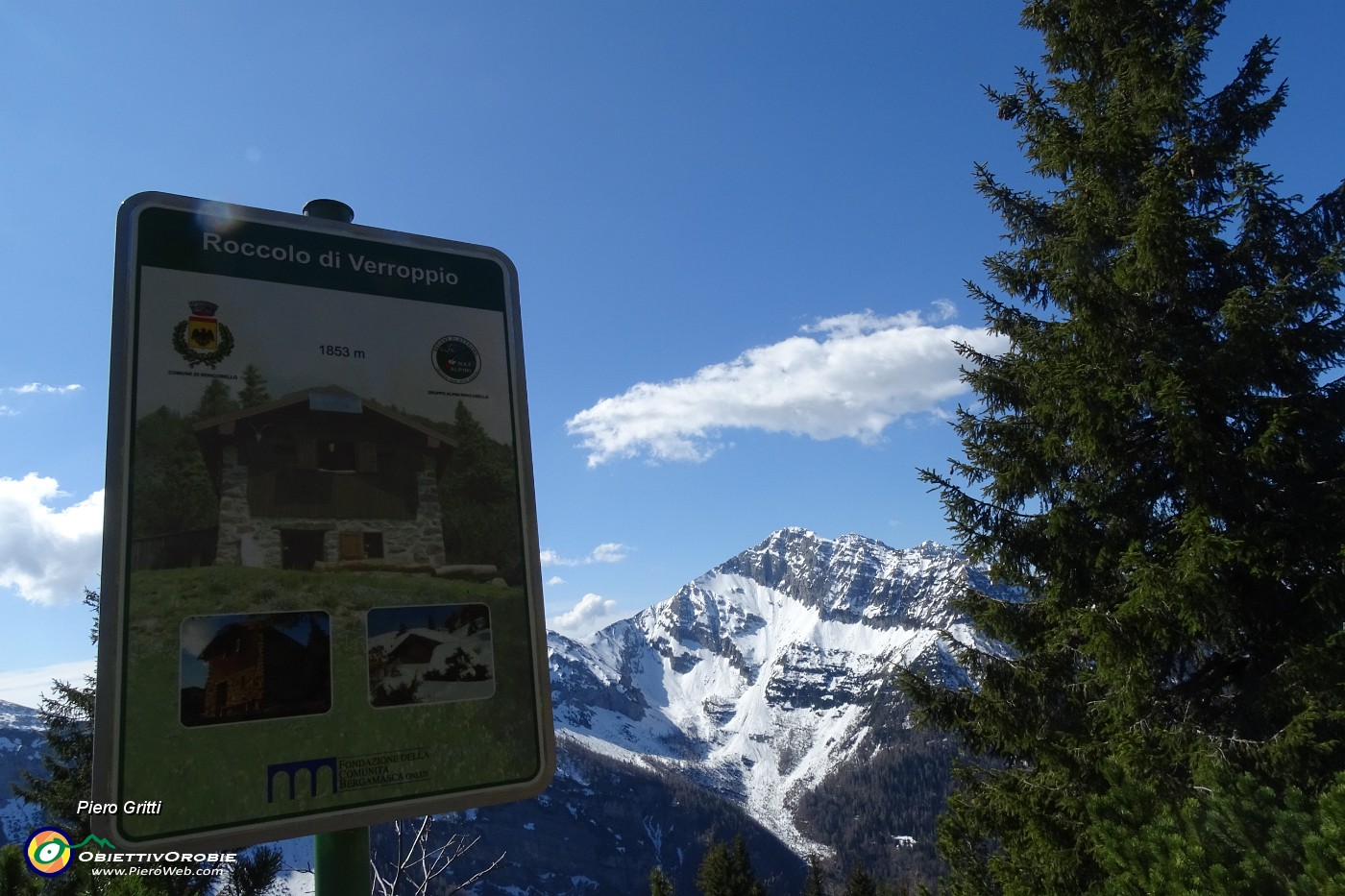 45 Il Pizzo di Roncobello visto da sopra il Roccolo del Veroppio.JPG